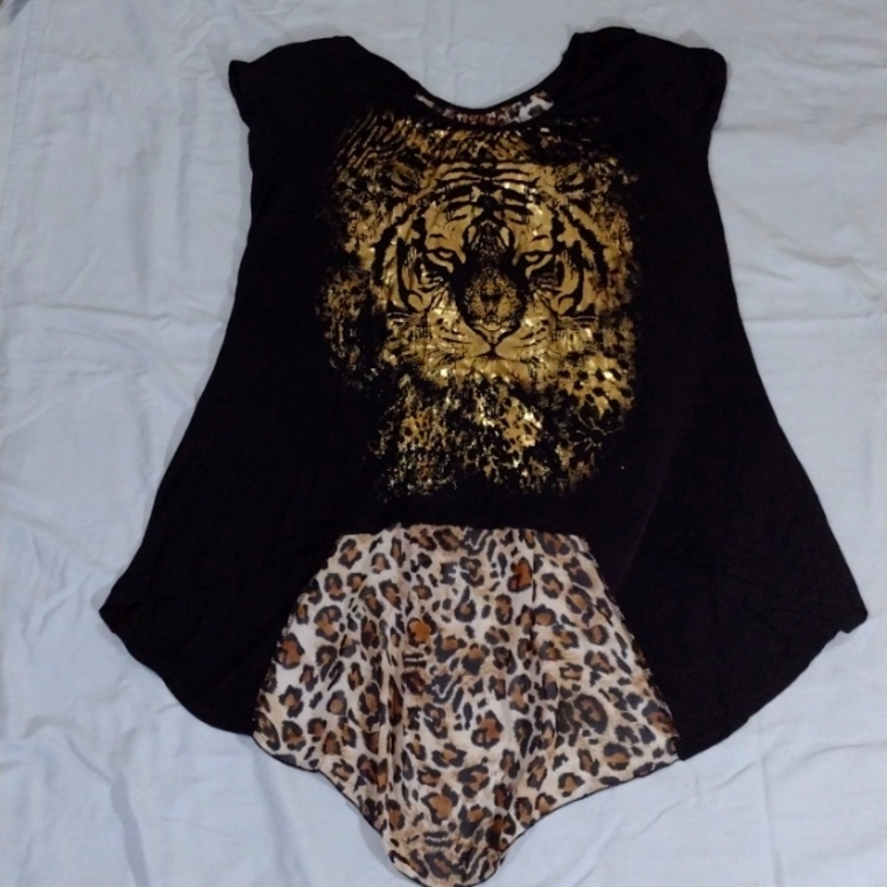 ⭐2 for $15⭐ High low foil print blouse